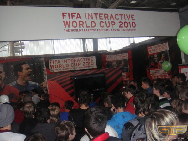 Игровая зона FIFA 2010 и очередь желающих поиграть